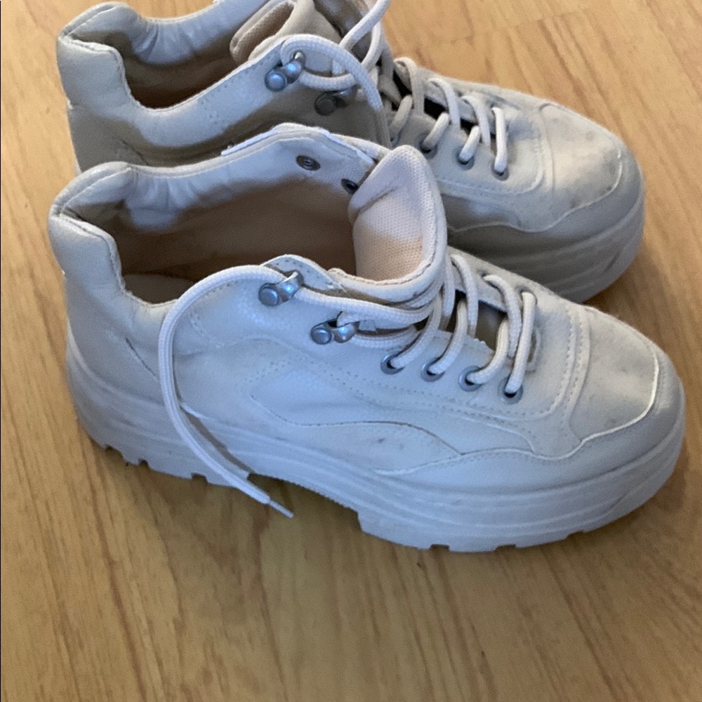 Light tan Forever 21 Sneaker Shoe Size 7